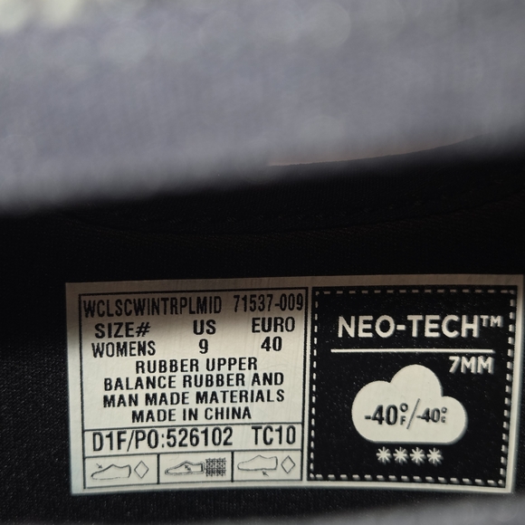 Bogs Black and Purple Plaid Waterproof Boots - Women's Size 9 - Picture 7 of 7